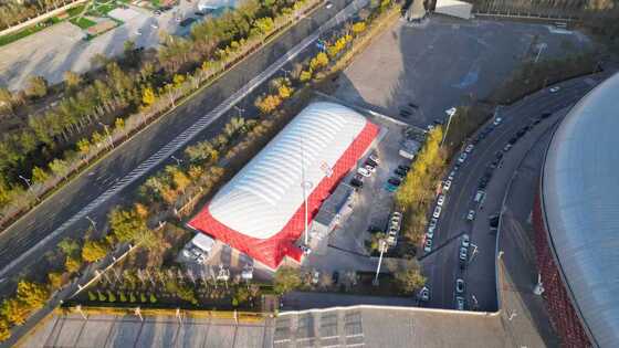 Bangunan Membran Bertekanan Udara AirBrother 30×50m – Solusi Kubah Modular 1.500m²